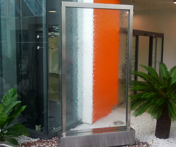 Glaswasserwand im Foyer