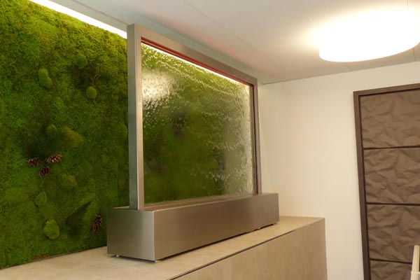 Wasserwand mit Grüner Wand