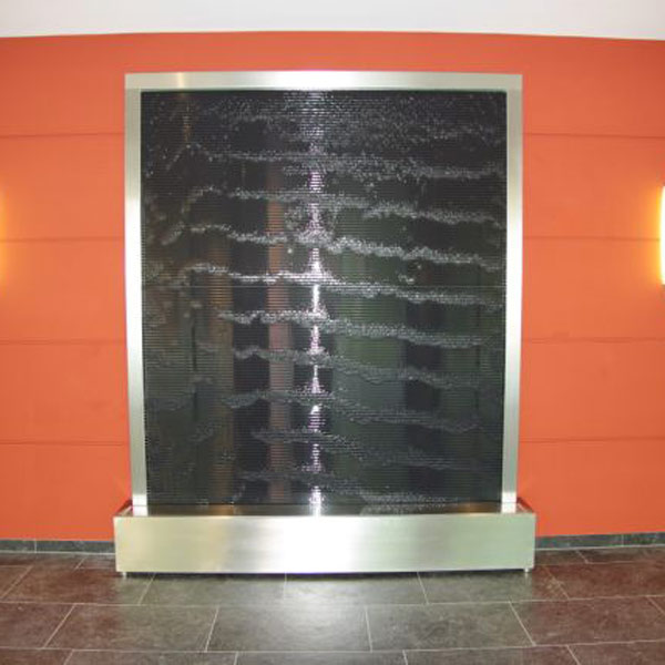 Kunststeinwasserwand im Eingangsbereich