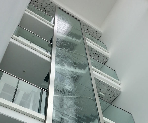 Glaswasserwand im Treppenhaus